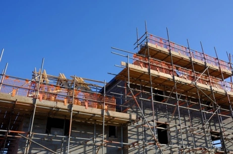 تطبيق السقالات في أعمال الترميم والصيانة